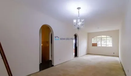 Sobrado na Região da Aclimação com 04 quartos e 02 vagas de garagem.
