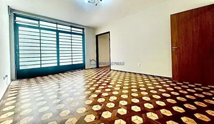 Sobrado residencial com 03 dormitórios e 03 vagas de garagem.