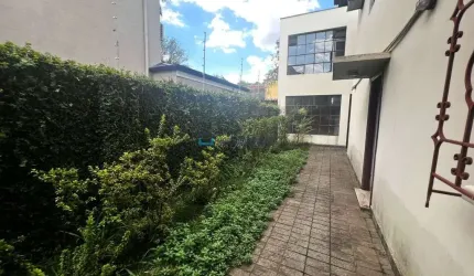 LOCAÇÃO. Casa Comercial com 500m². 14 salas. 10 Vagas.