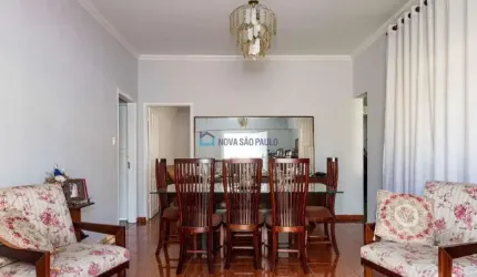 Casa Térrea na região da Vila Parque Jabaquara, 4 dormitórios e 8 vagas de garagem.