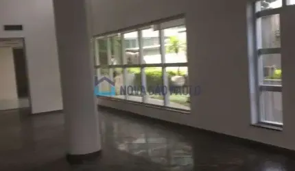 Loja com Mezanino , ótima localização, corredor comercial