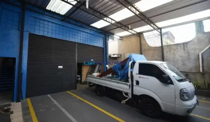 Galpão com ferramentaria, estoque, escritório e  duas casas três e um dormitório, 4 vagas Jabaquara