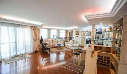 Amplo apartamento a venda em Moema