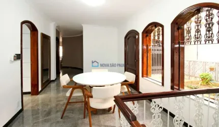 Casa térrea à venda, no Planalto Paulista, a 800 metros do metrô Saúde