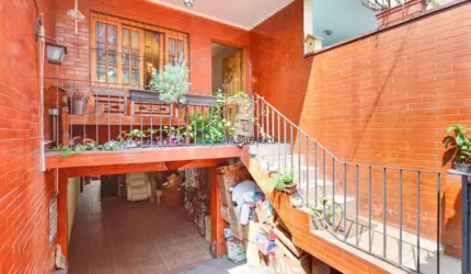 Casa com 2 dormitórios, 2 Vagas próximo ao Metrô Praça da Árvore.