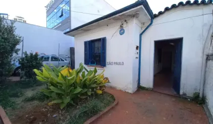Casa à venda, na Vila Mariana, a 850 m do metrô Santa Cruz.