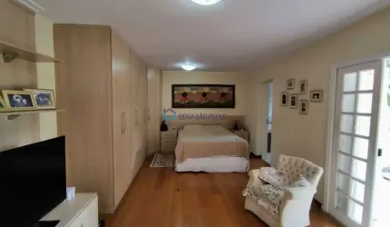 Sobrado com 04 dormitórios na região do Campo Belo