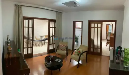 Casa com 3 quartos e 4 vagas na Saude.