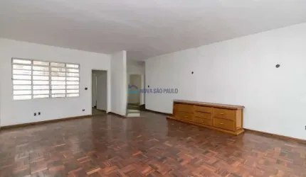 Venda. Terreno com 625M². Casa com 292m² AU. 3 quartos. 4 vagas de garagem.
