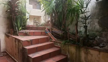 Casa à venda na Vila Brasilina com amplo terreno para reforma ou construção.