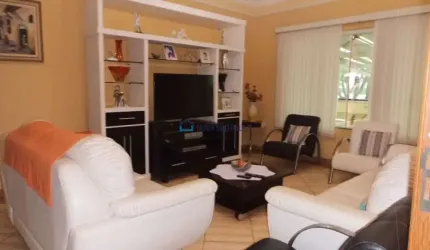 Casa à venda no Bairro Saúde com 4 quartos e 3 vagas de garagem.