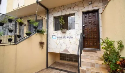 Sobrado com 130m² sendo 3 dormitórios sala cozinha 4 banheiros área de serviço 1 vaga de garagem.