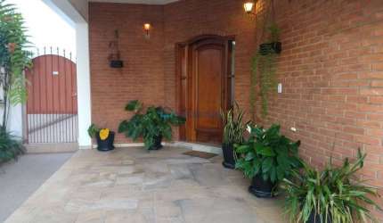 Casa térrea isolada a 870m metrô Saúde . 3 dormitórios (2 suítes) . 5 banheiros . 2 vagas . 255m2