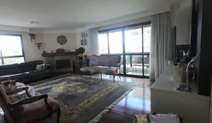 Moema, apartamento clássico, reformado, inclusive parte elétrica!