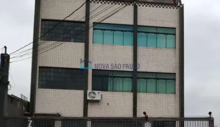 Prédio comercial de 3 andares na Rua Vergueiro com 10 vagas, 6 banheiros com estrutura de escritório