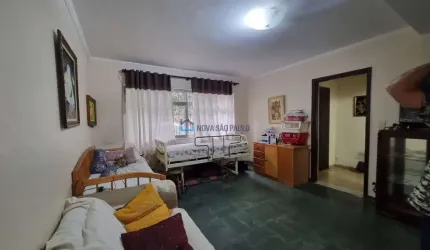 Casa assobradada com 300m², com 03 dormitórios, edícula e piscina, no bairro Parque Jabaquara