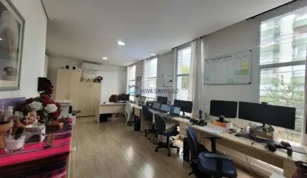Prédio comercial - 700 m ( 10 min)  metrô São Judas.