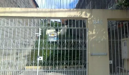Terreno de 250m², edícula nos fundos com 01 dormitório, sala, cozinha e banheiro.