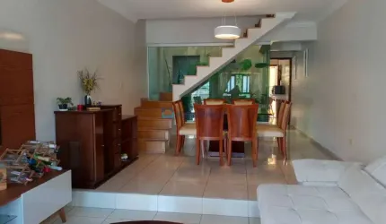 Sobrado 3 quartos sendo um suíte e 2 vagas de garagem