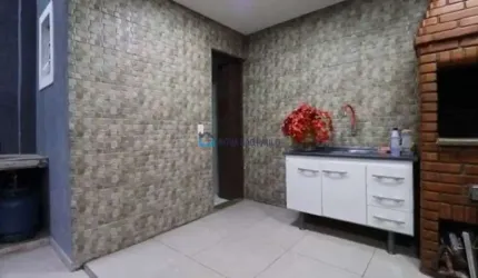 Sobrado com 102m² no Jardim Miriam, 03 dormitórios sendo 02 suites.