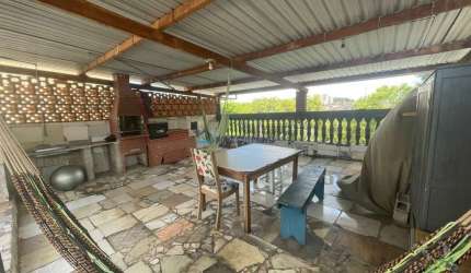 Conjunto com 4 casas e salão comercial à venda