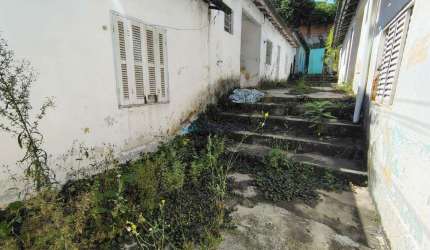 Terreno , com uma área total de 400 m² e uma frente de 10 metrôs.