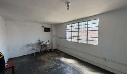 Casa Assobradada com salão e duas casas menores nos fundos