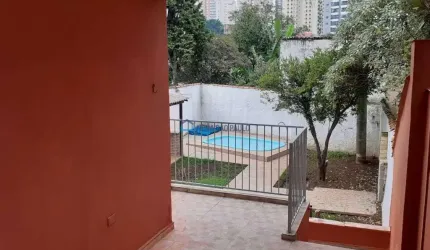 Casa térrea miolo do Jardim da Saúde, próximo Shopping Plaza Sul, 5 vagas, piscina, churrasqueira.