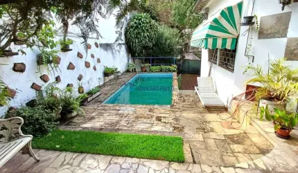 Sobrado amplo para reforma com quintal e piscina perto do Parque da Aclimação!