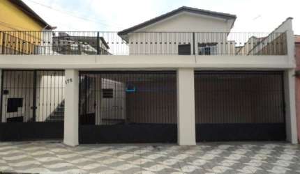 Casa com casinha nos fundos