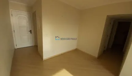 Apartamento vago, reformado, ensolarado, próximo a bancos, supermercados, escolas, shopping.