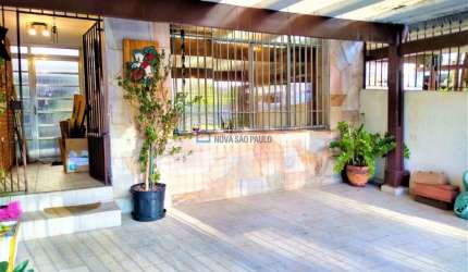 Sobrado com 2 dormitórios e 2 vagas na Vila das Mercês.