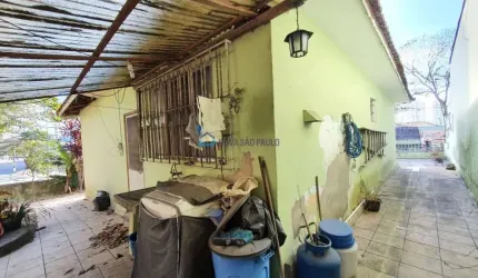 Casa térrea de esquina, possui amplo e Salão comercial junto ao terreno!