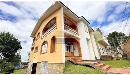 Casa 3 dormitórios à venda no Bairro Centro com 331 m² de área privativa - 2 vagas de garagem