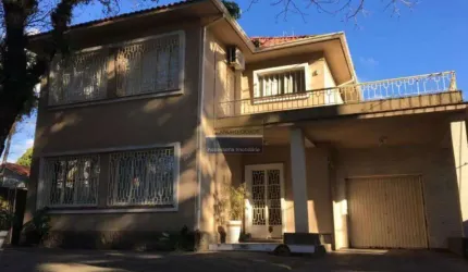 Casa 5 dormitórios à venda no Bairro Petrópolis com 330 m² de área privativa - 8 vagas de garagem