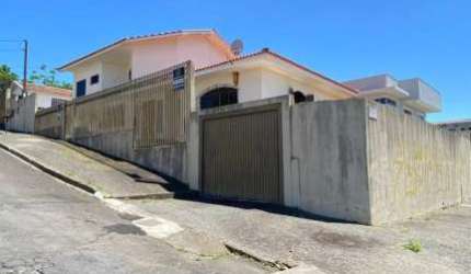 Casa com 04 Quartos sendo 02 suítes - Oportunidade