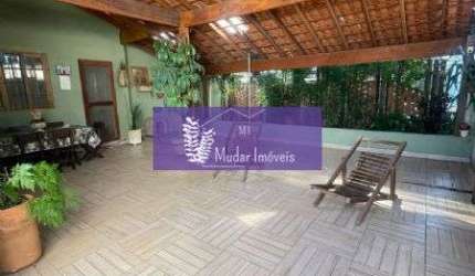 Encante-se com este linda casa térrea no Jd. Cica!