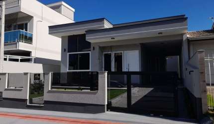 Casa com 3 Dormitorios com Suite