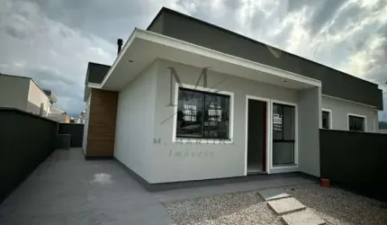 Belíssima casa com 2 dormitórios / 1 suíte