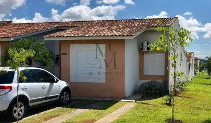 Casa de esquina com piscina Condomínio Fechado