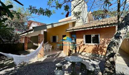 Casa no Centro de Balneário Piçarras com 4 quartos - quintal - 300m da praia