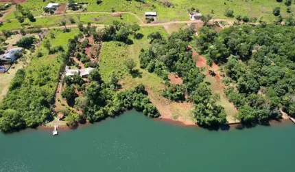 Terrenos de frente para água