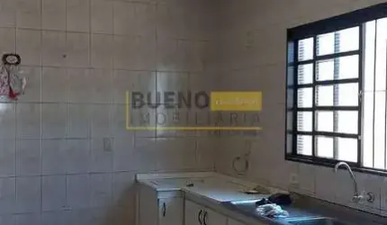Casa com 3 quartos, edícula e salão comercial .