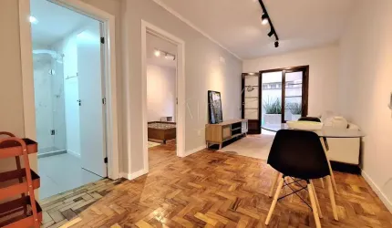 DESOCUPADO!!! ACONCHEGANTE E SILENCIOSO APARTAMENTO 1 DORMITÓRIO TÉRREO ESTILO GARDEN, SEMI MOBILIADO, TOTALMENTE REFORMADO EM LOCALIZAÇÃO PRIVILEGIADA NO BAIRRO!!!