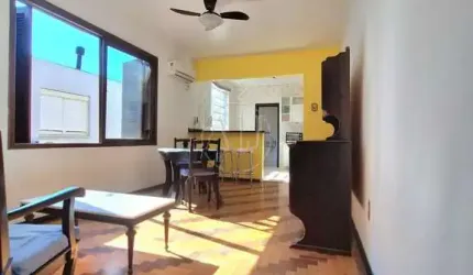 DESOCUPADO!!! APARTAMENTO SEMIMOBILIADO COM DOIS DORMITÓRIOS BEM AMPLOS. SILENCIOSO E ENSOLARADO. PRÉDIO REFORMADO AO LADO DA PRAÇA DA ENCOL E PRAÇA ANDRÉ FORSTER!