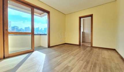 APARTAMENTO DE 1 DORMITÓRIO, 47,79m PRIVATIVOS, AMPLA SACADA JUNTO AO LIVING, VISTA DEFINIDA, SOL NORTE E VAGA DE GARAGEM COBERTA E ESCRITURADA!! PRÉDIO REFORMADO E COM ELEVADOR. PARA MORADIA OU INVES