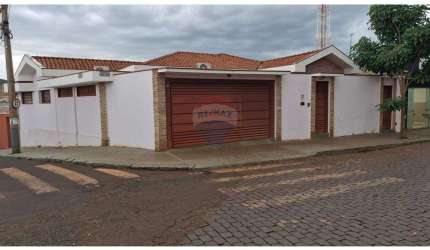 Casa Térrea com 03 dormitórios para venda no Centro de Dumont-SP