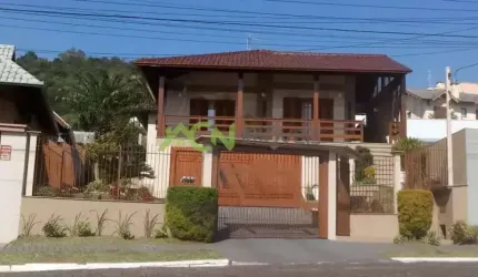 Casa com 3 dormitórios (1 suíte), com piscina, bairro União