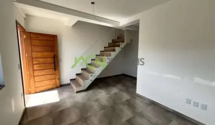 Sobrado Geminado, com 96,00m² construídos, mais área de 155m² privativos no bairro Bela Vista