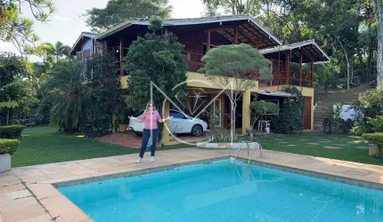 Sítio com 03 suítes no condomínio nossa fazenda em Esmeraldas